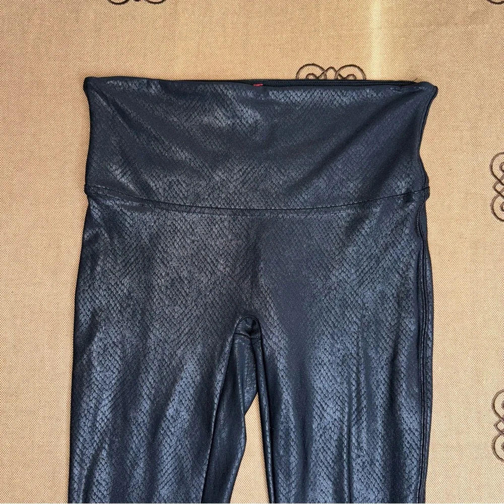 SPANX Faux Leather Croc Legging In Metallic Black Size L
In Excellent Condition - Picture 5 of 15